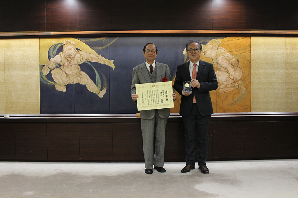 三笠ビル栗田薬局が横須賀市優良商店として表彰されました。